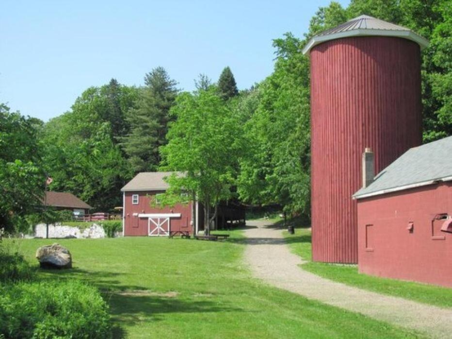 Welcome To Hat City Danbury, A Suburban Retreat Exteriör bild